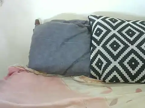Pretty-emmie online show from 12/25/24, 06:52