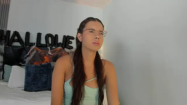 sara saenz99 online show from 10/28/25, 08:00