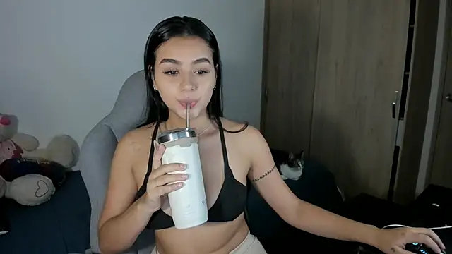 Snapshot of julia_strauns chatting on 10/08/25, 05:27 julia strauns online show from 10/08/25, 05:27