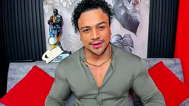 Snapshot of MikeEstevess chatting on 12/15/25, 03:44 MikeEstevess online show from 12/15/25, 03:44