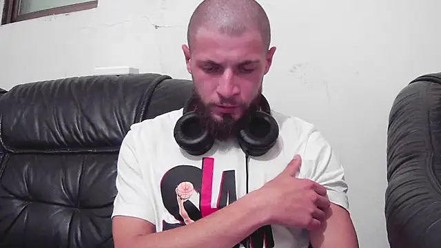 Snapshot of jimmyy_ chatting on 10/15/25, 04:18 jimmyy online show from 10/15/25, 04:18