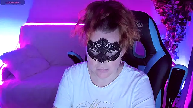 Snapshot of Sexy-Housewife chatting on 09/17/25, 07:04 Sexy-Housewife online show from 09/17/25, 07:04