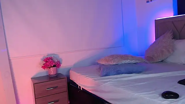 Snapshot of UniversitygirlQS chatting on 12/04/24, 01:25 UniversitygirlQS online show from 12/04/24, 01:25