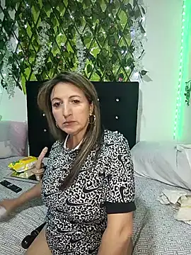 Snapshot of any_mour chatting on 11/26/25, 09:27 any mour online show from 11/26/25, 09:27