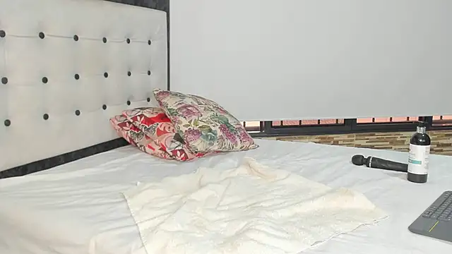 Snapshot of SelenaGmez chatting on 02/14/25, 01:29 SelenaGmez online show from 02/14/25, 01:29