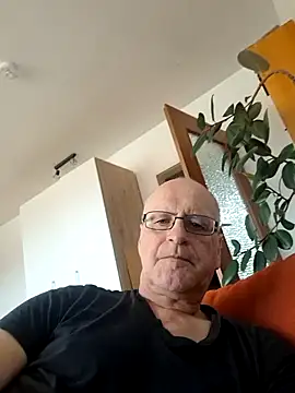 Milkasahne64 online show from 10/18/25, 08:37