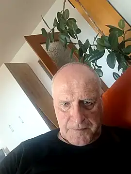 Milkasahne64 online show from 10/28/25, 09:57