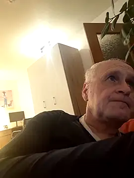 Snapshot of Milkasahne64 chatting on 12/18/25, 07:42 Milkasahne64 online show from 12/18/25, 07:42