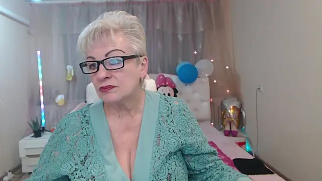 Snapshot of KayleSmoll chatting on 10/08/25, 06:27 KayleSmoll online show from 10/08/25, 06:27