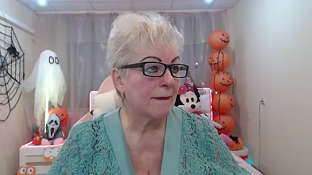 Snapshot of KayleSmoll chatting on 10/17/25, 06:32 KayleSmoll online show from 10/17/25, 06:32