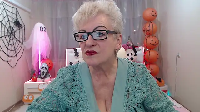 Snapshot of KayleSmoll chatting on 10/18/25, 06:19 KayleSmoll online show from 10/18/25, 06:19