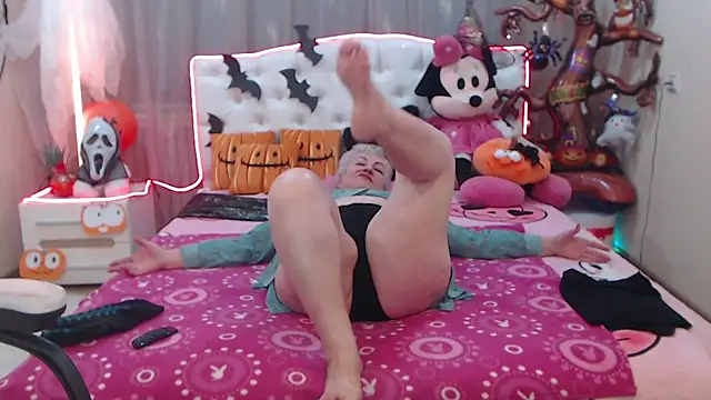 Snapshot of KayleSmoll chatting on 10/21/25, 06:52 KayleSmoll online show from 10/21/25, 06:52