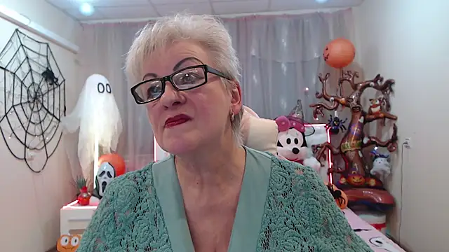 Snapshot of KayleSmoll chatting on 10/31/25, 07:48 KayleSmoll online show from 10/31/25, 07:48