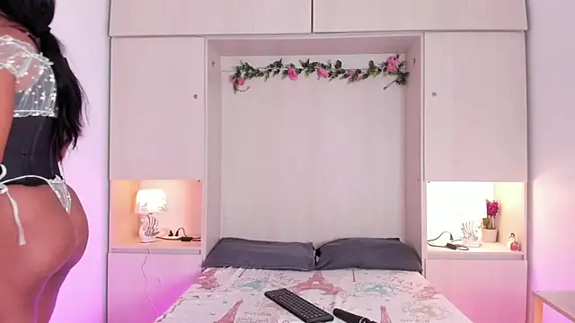 Snapshot of KendallRosse1 chatting on 09/27/25, 01:49 KendallRosse1 online show from 09/27/25, 01:49