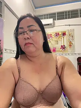 Snapshot of NDith chatting on 04/15/26, 10:55 NDith online show from 04/15/26, 10:55