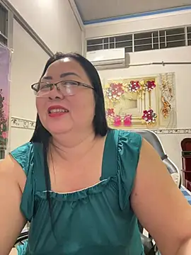 Snapshot of NDith chatting on 04/15/26, 10:21 NDith online show from 04/15/26, 10:21