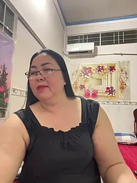 Snapshot of NDith chatting on 05/17/26, 12:01 NDith online show from 05/17/26, 12:01