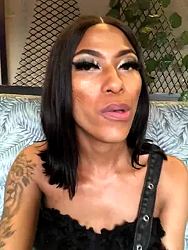 Snapshot of Kylie_Hairy_Bbc chatting on 10/22/25, 04:07 Kylie Hairy Bbc online show from 10/22/25, 04:07