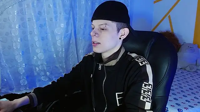 Snapshot of Matthew_Boy_ chatting on 12/19/24, 07:18 Matthew Boy  online show from 12/19/24, 07:18