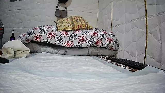 Snapshot of Mendoza_Amaranata chatting on 10/15/25, 03:39 Mendoza Amaranata online show from 10/15/25, 03:39