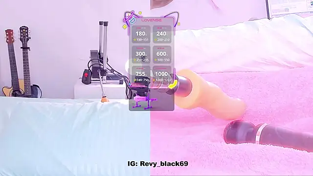 Snapshot of revy_blacck chatting on 10/21/25, 09:43 revy blacck online show from 10/21/25, 09:43