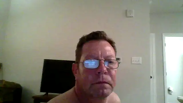 Snapshot of Goldenbear3111 chatting on 05/18/26, 04:18 Goldenbear3111 online show from 05/18/26, 04:18