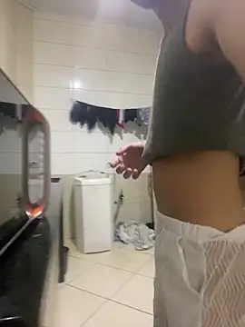 Snapshot of Maurob18 chatting on 10/23/25, 12:32 Maurob18 online show from 10/23/25, 12:32