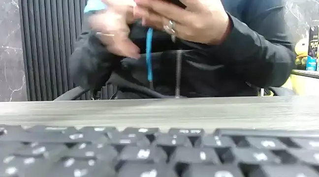 Snapshot of Miel_canela chatting on 03/04/25, 02:49 Miel canela online show from 03/04/25, 02:49