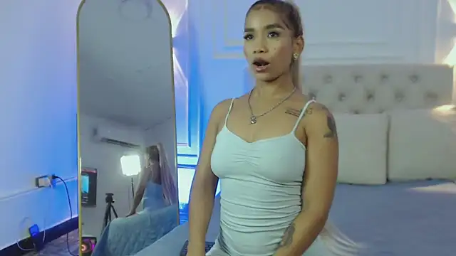 Snapshot of lola_red95 chatting on 10/27/25, 07:18 lola red95 online show from 10/27/25, 07:18