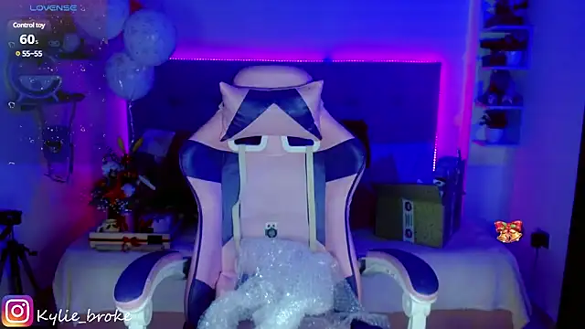 Snapshot of Kylie_brokee chatting on 12/21/24, 12:09 Kylie brokee online show from 12/21/24, 12:09