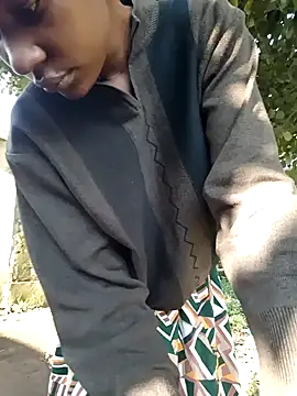 Snapshot of Broan_me chatting on 10/21/25, 04:57 Broan me online show from 10/21/25, 04:57