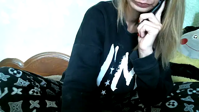 Snapshot of DennisXCaroll chatting on 10/18/25, 06:48 DennisXCaroll online show from 10/18/25, 06:48