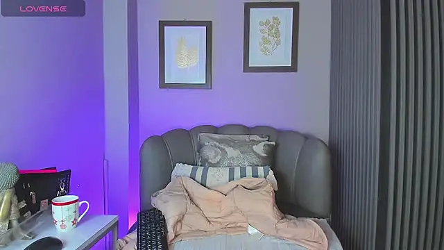 Snapshot of Nahiajhonson_ chatting on 10/14/25, 01:34 Nahiajhonson online show from 10/14/25, 01:34