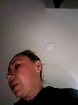 Snapshot of coral_smitth chatting on 10/19/25, 08:31 coral smitth online show from 10/19/25, 08:31