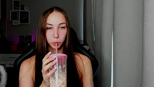 Snapshot of Sm0ly chatting on 06/28/26, 04:07 Sm0ly online show from 06/28/26, 04:07