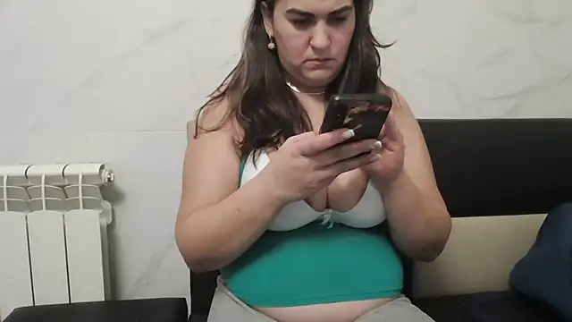 Snapshot of milfmomxx chatting on 01/14/25, 07:43 milfmomxx online show from 01/14/25, 07:43