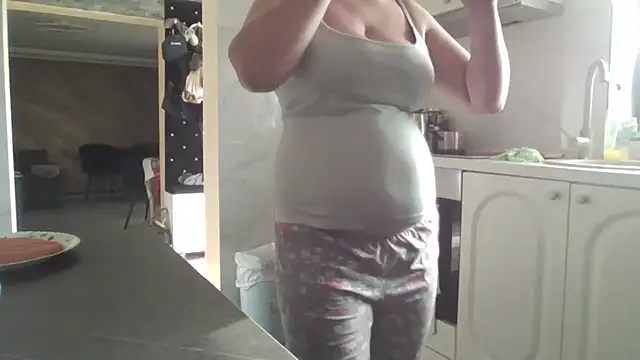 Snapshot of milfmomxx chatting on 02/06/25, 10:48 milfmomxx online show from 02/06/25, 10:48