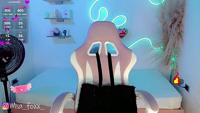 Mia foxx  online show from 02/26/25, 12:05