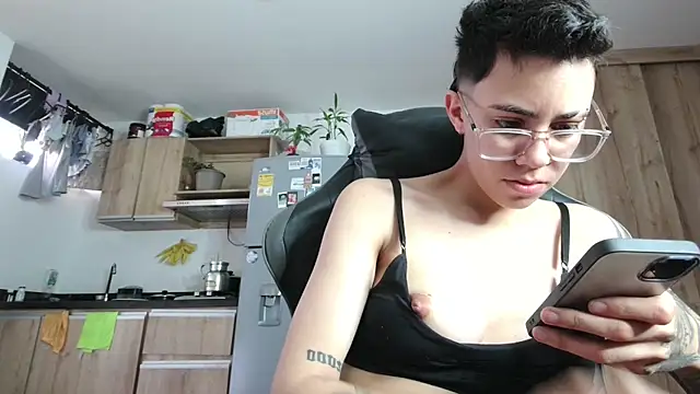 Snapshot of Cutie_Shy_ chatting on 06/24/26, 12:59 Cutie Shy online show from 06/24/26, 12:59