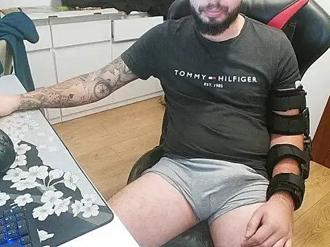 Snapshot of prezydentcam chatting on 10/22/25, 07:30 prezydentcam online show from 10/22/25, 07:30