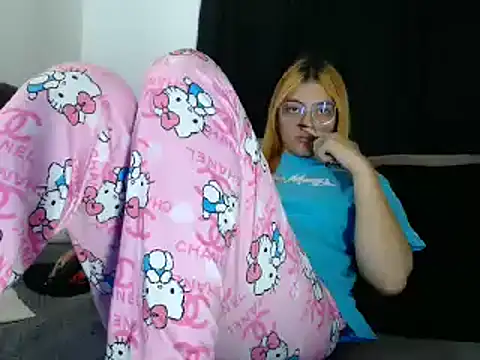 Snapshot of lessliee22_ chatting on 03/03/25, 02:26 lessliee22 online show from 03/03/25, 02:26