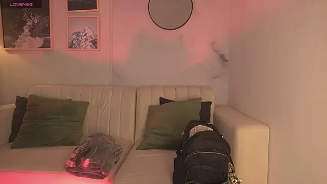 Snapshot of lara_madisson chatting on 10/24/25, 06:10 lara madisson online show from 10/24/25, 06:10