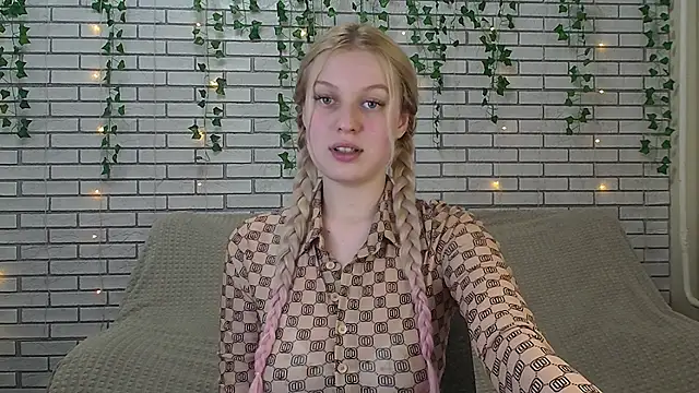 Snapshot of EmiliaDuchess chatting on 12/13/24, 05:10 EmiliaDuchess online show from 12/13/24, 05:10