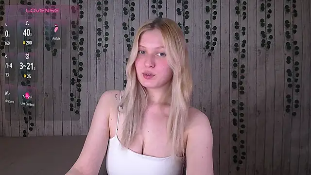 Snapshot of EmiliaDuchess chatting on 11/25/25, 02:39 EmiliaDuchess online show from 11/25/25, 02:39