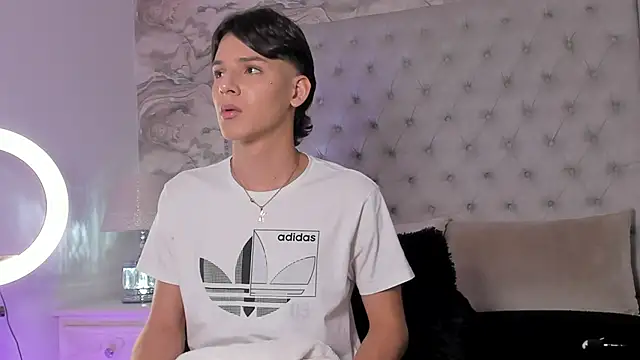 Snapshot of Kev_jenner chatting on 11/15/25, 08:16 Kev jenner online show from 11/15/25, 08:16