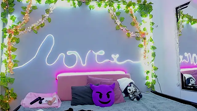 Snapshot of YouliteSllut2 chatting on 12/28/24, 01:08 YouliteSllut2 online show from 12/28/24, 01:08