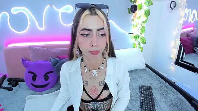 Snapshot of YouliteSllut2 chatting on 02/20/25, 10:04 YouliteSllut2 online show from 02/20/25, 10:04