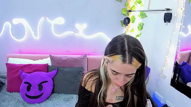 Snapshot of YouliteSllut2 chatting on 03/05/25, 08:10 YouliteSllut2 online show from 03/05/25, 08:10