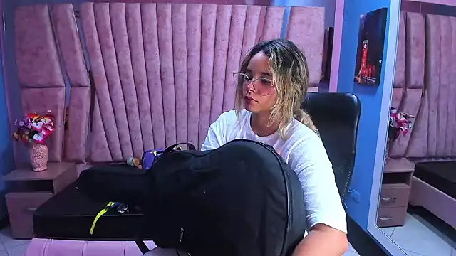 Snapshot of Olivia_Fox69 chatting on 01/17/25, 03:12 Olivia Fox69 online show from 01/17/25, 03:12