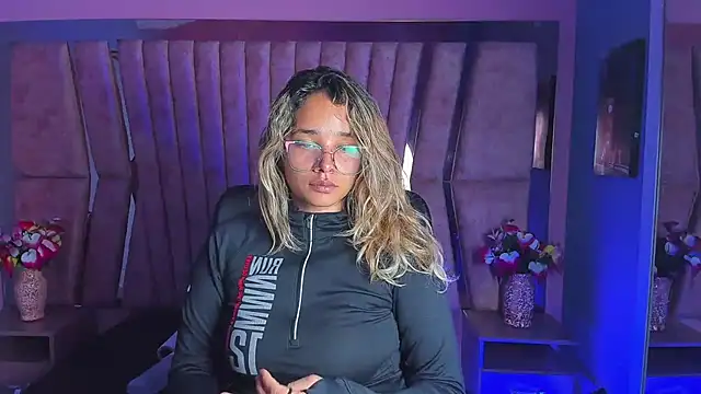 Snapshot of Olivia_Fox69 chatting on 01/21/25, 02:22 Olivia Fox69 online show from 01/21/25, 02:22